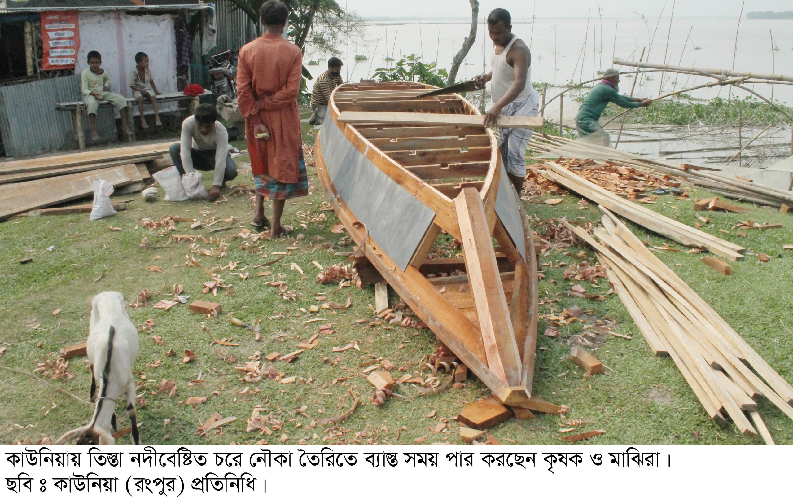 কাউনিয়ায় তিস্তার চরে নৌকা তৈরিতে ব্যাস্ত মাঝিরা