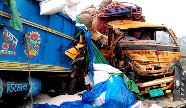 কালিহাতীতে দুই ট্রাকের মুখোমুখি সংঘর্ষে নিহত ১