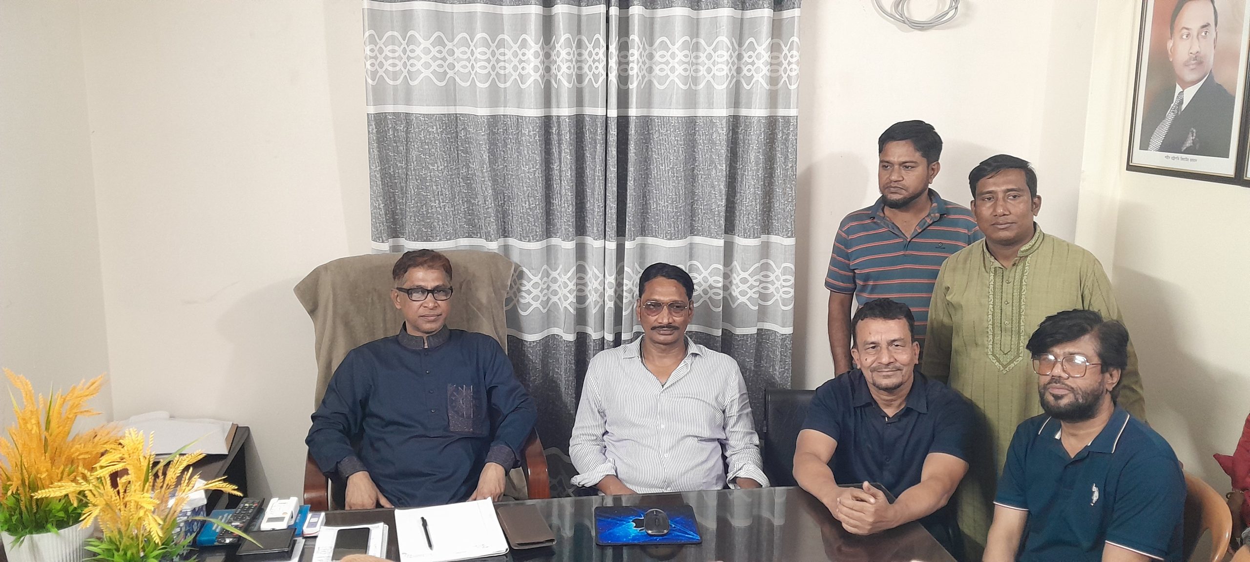 জেলা বিএনপির আহবায়ক অধ্যাপক মামুন মাহমুদের সাথে সৌজন্য সাক্ষাৎ জাকির খানের