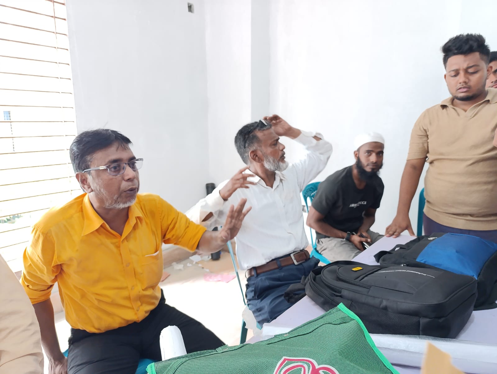 সিদ্ধিরগঞ্জে ঘুষ বাণিজ্যের অভিযোগে সহকারী সেটেলমেন্ট ও সার্ভেয়ার অবরুদ্ধ