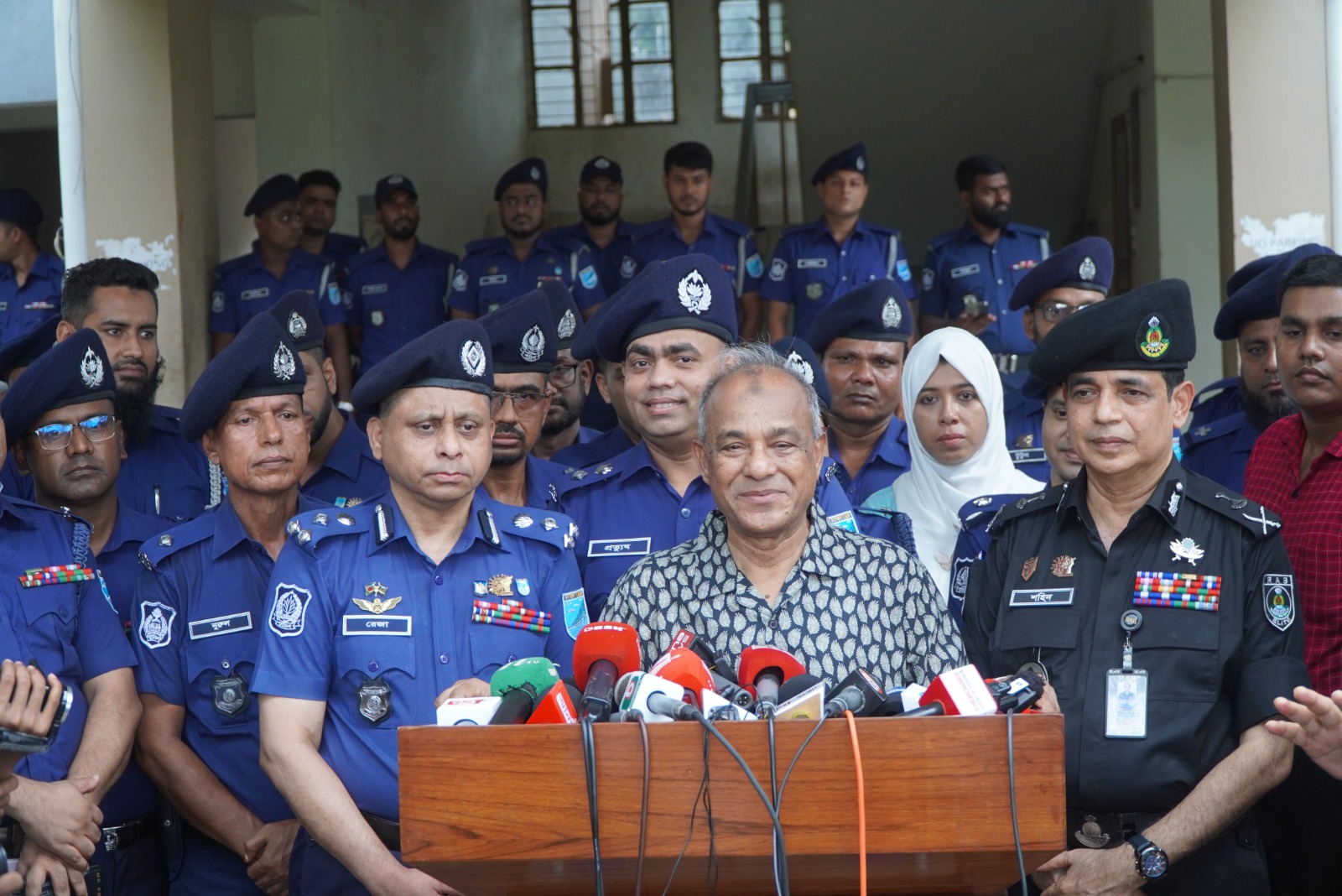 নির্বাচনের আগে সব অবৈধ অস্ত্র উদ্ধার করা হবে: স্বরাষ্ট্র উপদেষ্টা