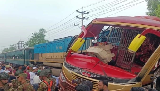 কুমিল্লায় বাস-ট্রেন সংঘর্ষে যশোরের স্বামী স্ত্রী দু’জন নিহত