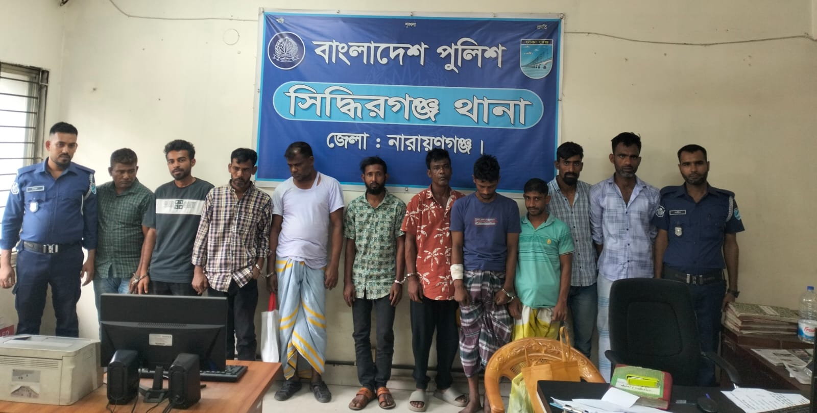 সিদ্ধিরগঞ্জে শীর্ষ মাদক সম্রাট কুট্টিকে ছাড়াতে এক বিএনপি নেতার সুপারিশ ব্যর্থ অভিযানে ১০ জনকে গ্রেফতার করেছে সিদ্ধিরগঞ্জ থানা পুলিশ থানা পুলিশ