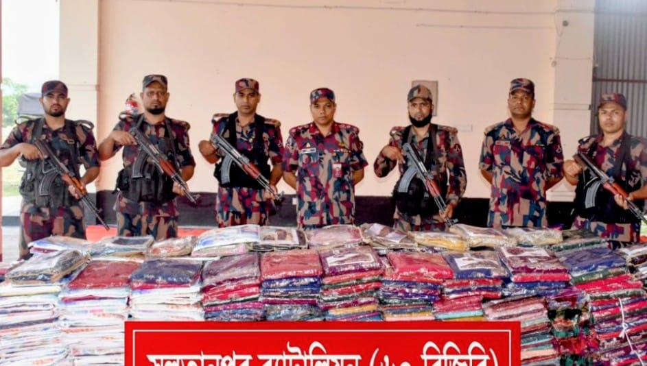 আখাউড়ার বাউতলা সীমান্ত থেকে কোটি টাকার ভারতীয় শাড়ি জব্দ