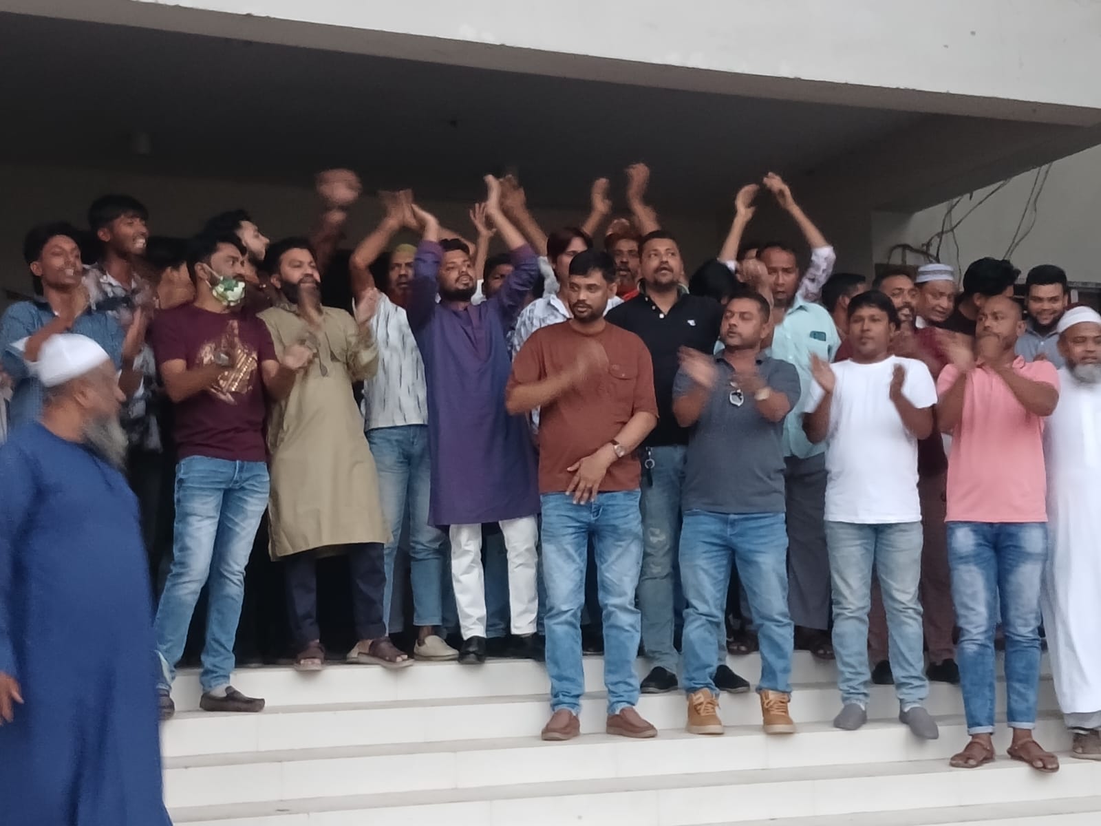 নাসিক ৮ নং ওয়ার্ডের প্রশাসক সহায়তা কমিটি বাতিলের দাবিতে কাউন্সিলর কার্যালয় অবরোধ, বিক্ষোভ
