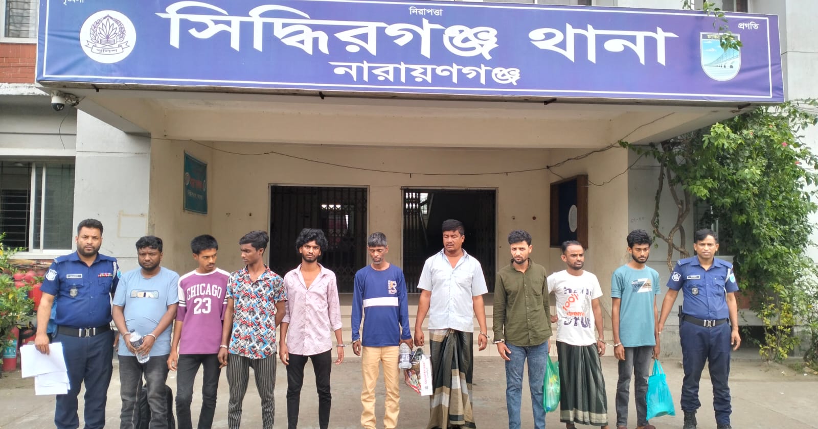 সিদ্ধিরগঞ্জ থানা পুলিশের অভিযানে ৫৫০ পুরিয়া হেরোইন ৫৯১ পিচ ইয়াবা ট্যাবলেটসহ ৫ মাদক ব্যবসায়ীকে নাটক করে পুলিশ