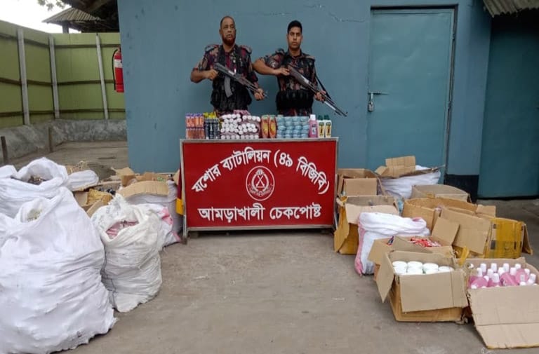 বেনাপোলে এস এ কুরিয়ার সার্ভিসের গাড়ি থেকে বিপুল পরিমাণ অবৈধ ভারতীয় মালামাল আটক