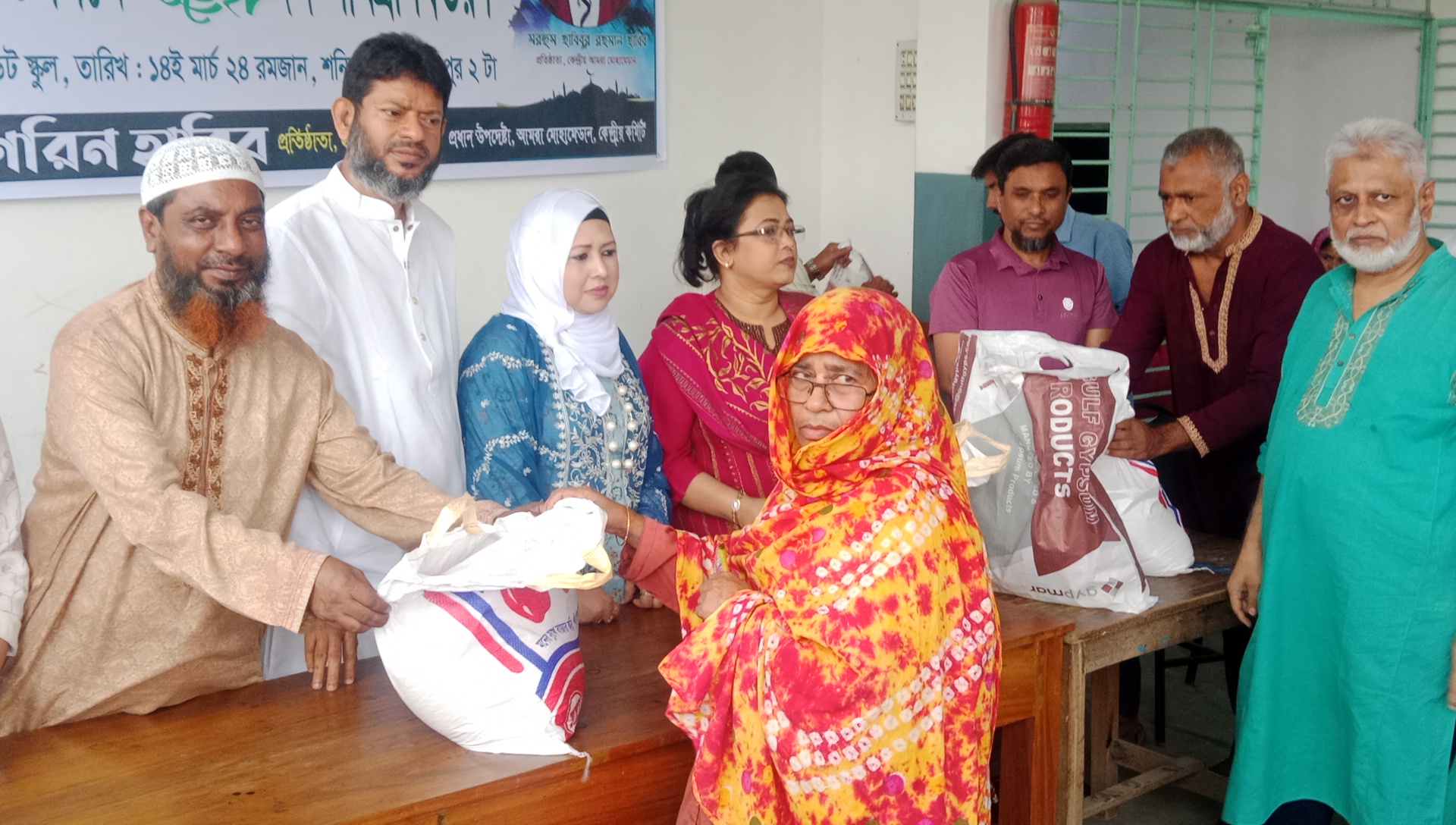 পবিত্র ঈদুল ফিতর উপলক্ষে ঈদ সামগ্রী বিতরণ করেন শিরিন হাবিব প্রতিষ্ঠাতা হাবিব ফাউন্ডেশন ও প্রধান উপদেষ্টা আমরা মোহামেডান কেন্দ্রীয় কমিটি
