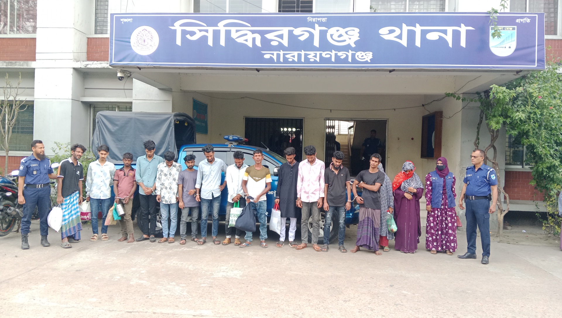 সিদ্ধিরগঞ্জ থানার বিশেষ অভিযানে ১২ মাদক কারবারি’সহ আটক ১৫
