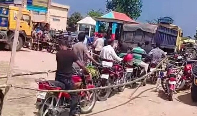 যশোরের শার্শায় তেল সংকট শার্শা ও বেনাপোলে ঘণ্টার পর ঘণ্টা লাইনে দাঁড়িয়েও মিলছে না জ্বালানি