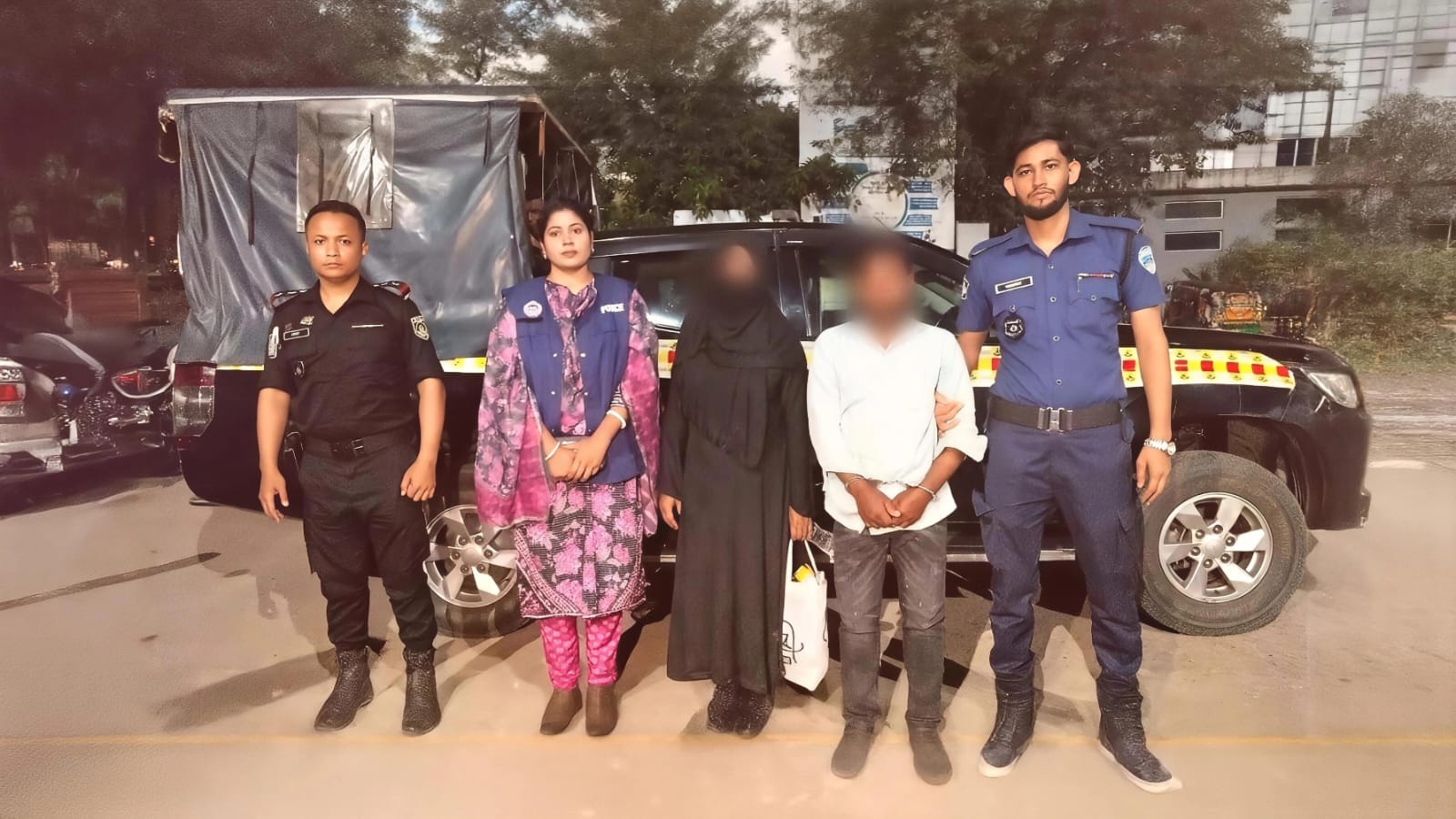 বাঁশখালীতে মাকে হত্যা: র্যাব-৭ ও র্যাব-১৫-এর যৌথ অভিযানে ছেলে ও পুত্রবধূ গ্রেপ্তার