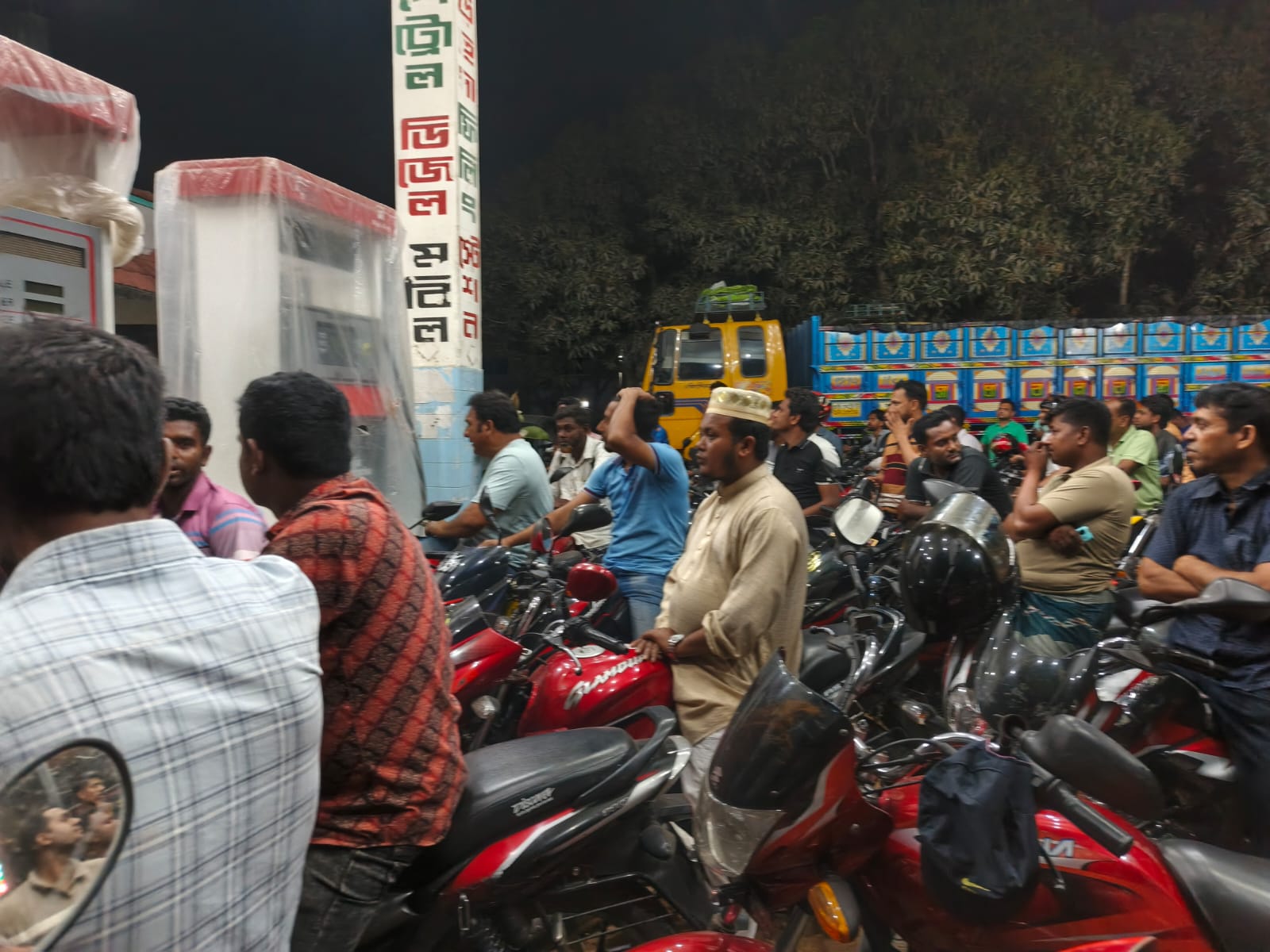 চুয়াডাঙ্গায় ফুয়েল কার্ড, নিয়ম মানছে না কেউ: কর্তৃপক্ষ ও পুলিশ সদস্যরাও দেখছেন না কার্ড