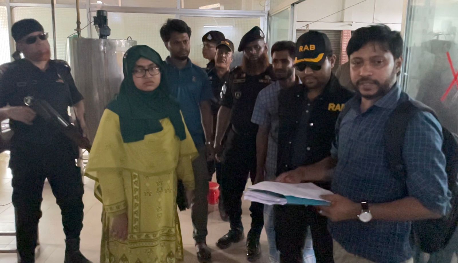 নারায়ণগঞ্জে অবৈধ ভোজ্য তেল বোতলজাত করায় এক লাখ টাকা জরিমানা করেছে ভ্রাম্যমাণ আদালত