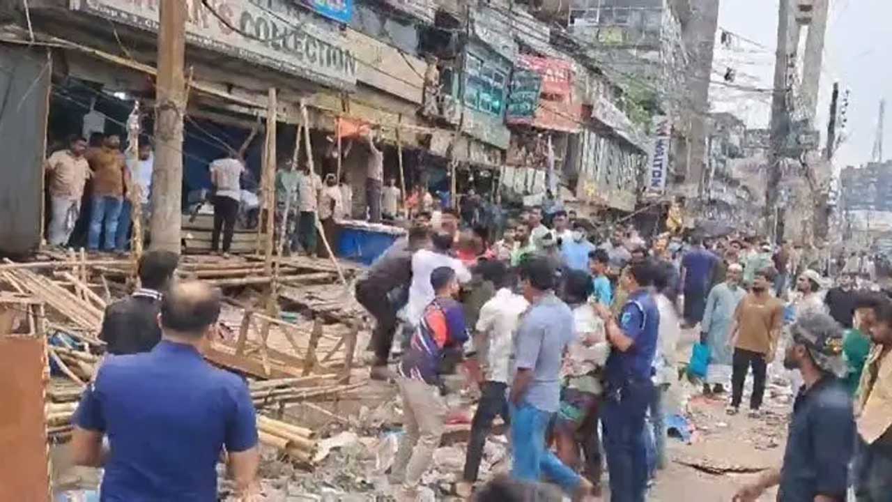 ঢাকা-চট্টগ্রাম মহাসড়কে উচ্ছেদ অভিযান ঘিরে দুগ্রুপের সংঘর্ষ