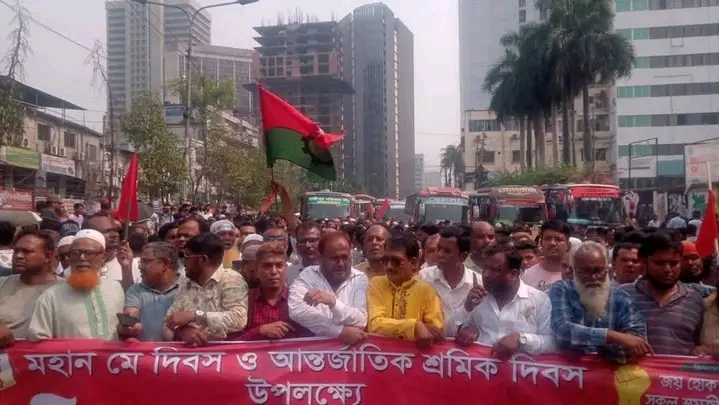 ঢাকা অভিমুখে সিদ্ধিরগঞ্জ বিএনপি’র বিশাল মিছিল: মহান মে দিবসে জনসমুদ্রে যোগাদান