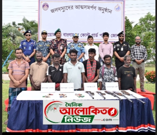 সুন্দরবনের দুর্ধর্ষ বনদস্যু “ছোট সুমন” বাহিনীর প্রধান সহ সাতজন আত্মসমর্পণ 