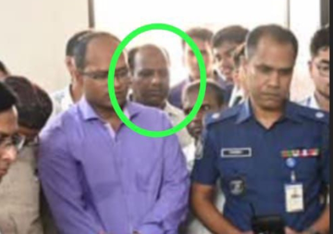পুলিশের সঙ্গে হত্যা, প্রতারণা, ধর্ষণ মামলার সাজাপ্রাপ্ত সহ একাধিক মামলার ওয়ারেন্ট ভুক্ত পলাতক আসামি, কিন্তু পুলিশ এই প্রতারক মান্নানকে খুঁজে পায়না।